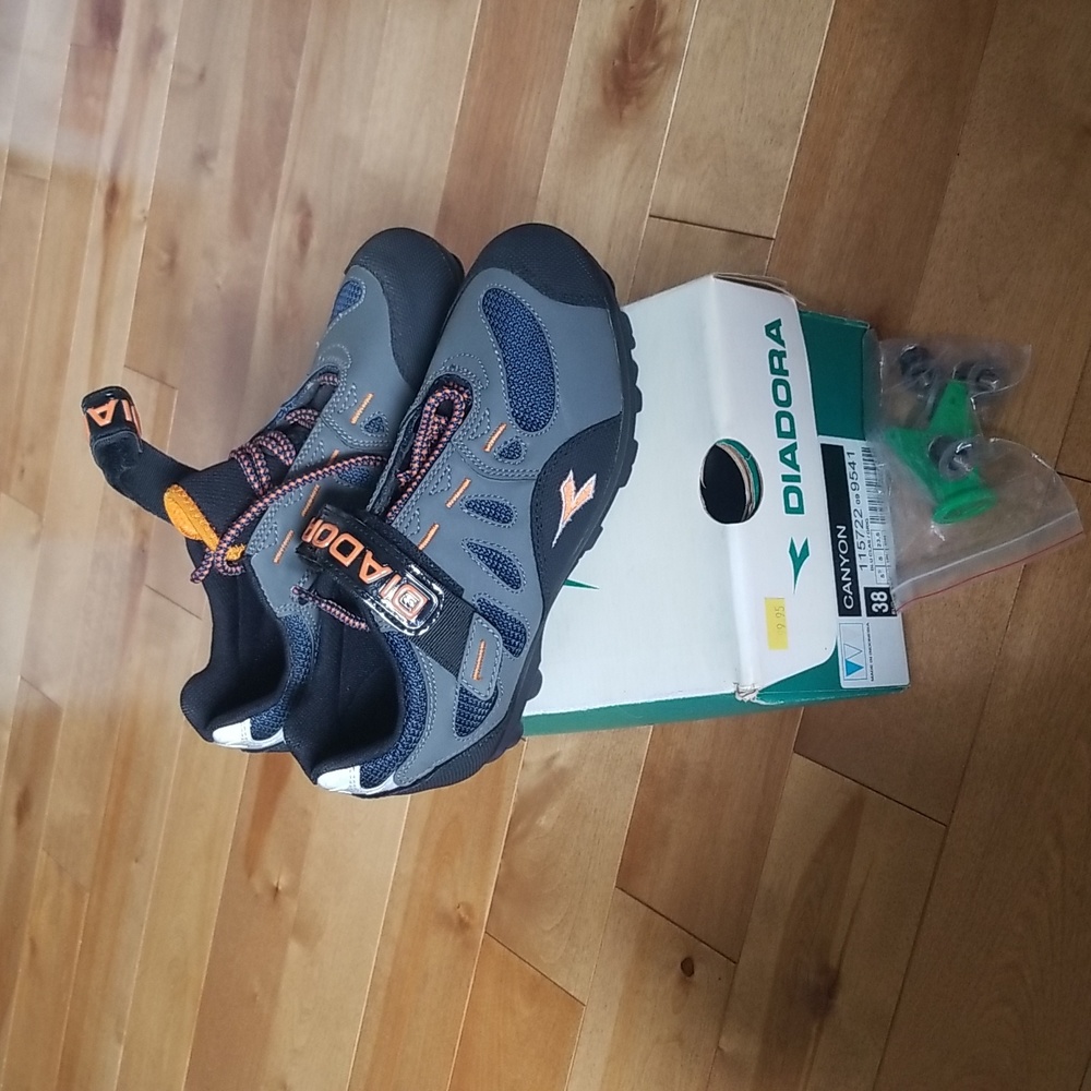 Diadora Canyon size 5.5 men cycling shoe‎ in grey black and blue
